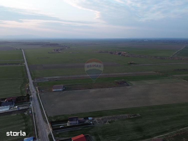 Teren de 12360 mp, în Vulturu