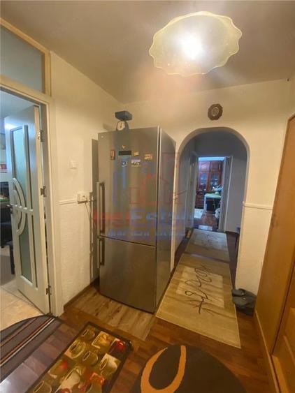 Apartament cu 4 camere decomandat în Filiași