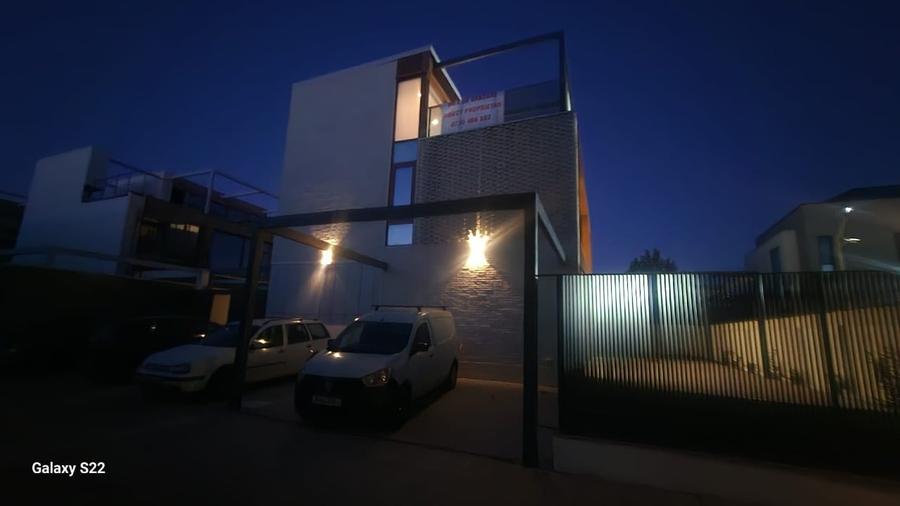 Casă individuală cu 5 camere cu Teren 425 Mp în Central