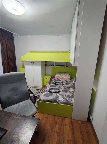 Apartament cu 3 camere decomandat în Nicolina