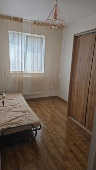 Inchiriez apartament 3 camere - 4