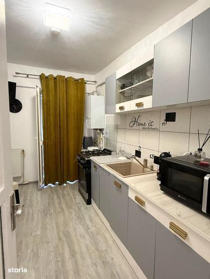 Apartament cu 3 camere semidecomandat în Micro 3