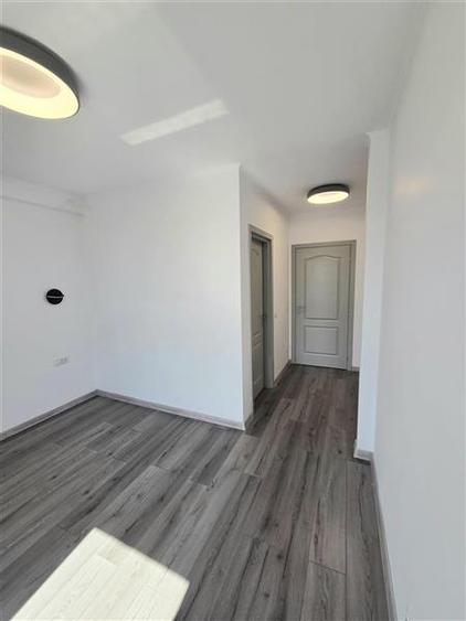 Apartament cu 3 camere semidecomandat în Exterior Nord