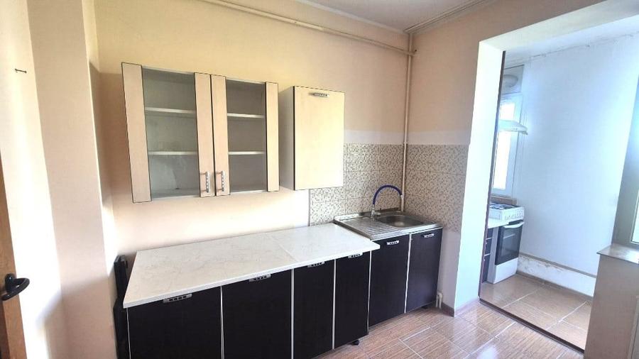 Apartament cu 3 camere semidecomandat în Vest