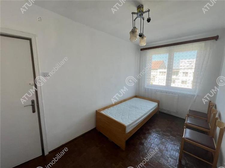 Apartament cu 3 camere semidecomandat, mobilat în Central