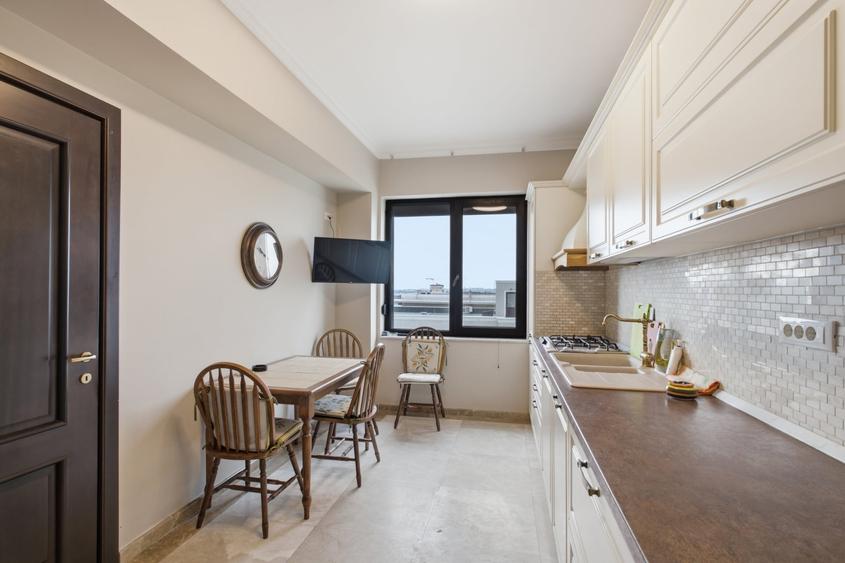 Apartament cu 4 camere decomandat, mobilat în Central