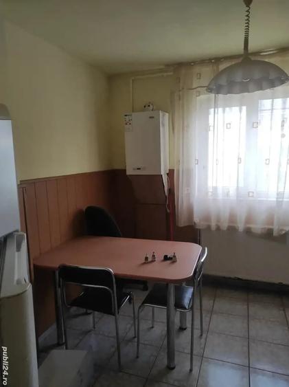 Apartament cu 4 camere semidecomandat în Central