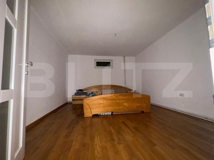 Casă individuală cu 12 camere cu Canalizare în Nufărul