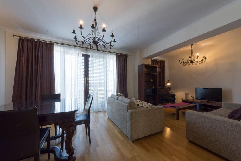 Apartament cu 3 camere decomandat, mobilat în P-ța Victoriei