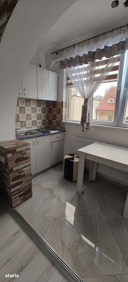 Casă cu 10 camere cu Teren 403 Mp în Trocadero