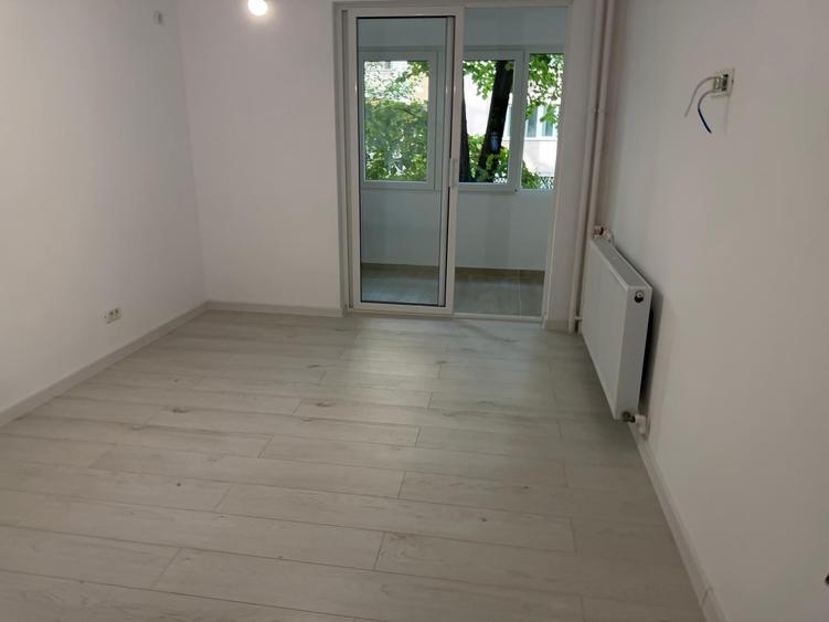 Apartament cu 3 camere semidecomandat în Dristor