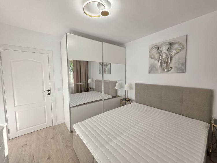 Apartament cu 3 camere semidecomandat în Bucur Obor