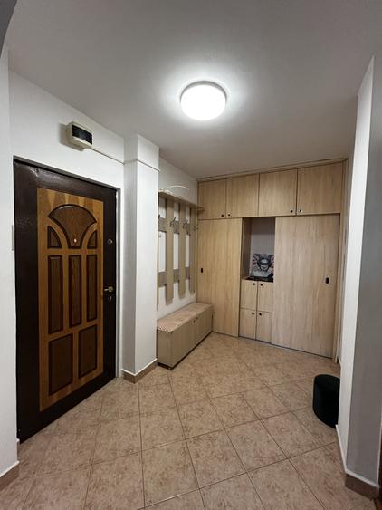 Apartament cu 2 camere decomandat, mobilat în Est