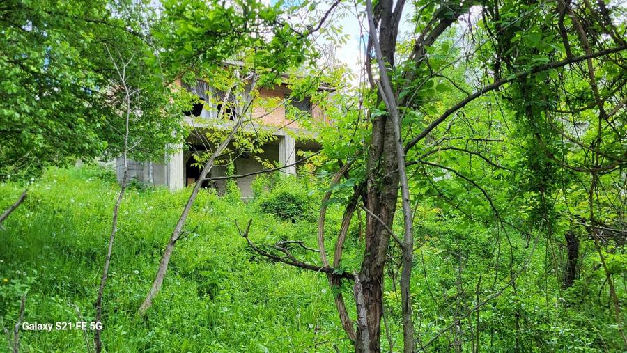 Casă cu 4 camere cu Teren 2344 Mp în Secăriei