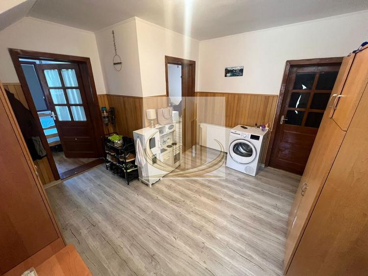 Casă individuală cu 6 camere cu Canalizare în Lipovei