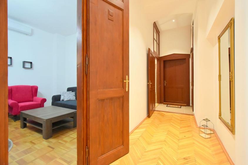 Apartament cu 3 camere semidecomandat, mobilat în Ultracentral