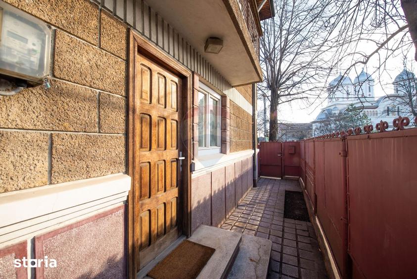 Casă cu 7 camere cu Teren 200 Mp în Central