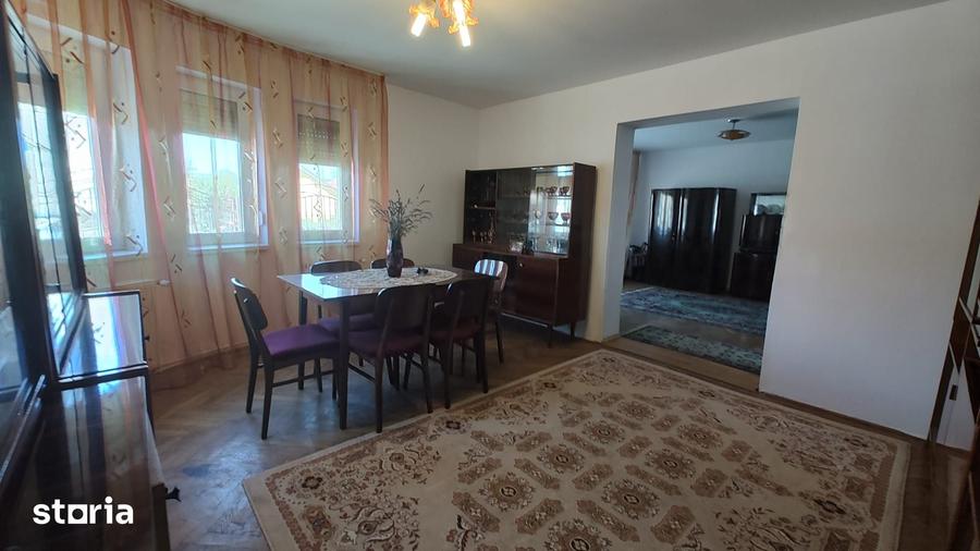 Casă cu 4 camere cu Teren 1564 Mp în Central