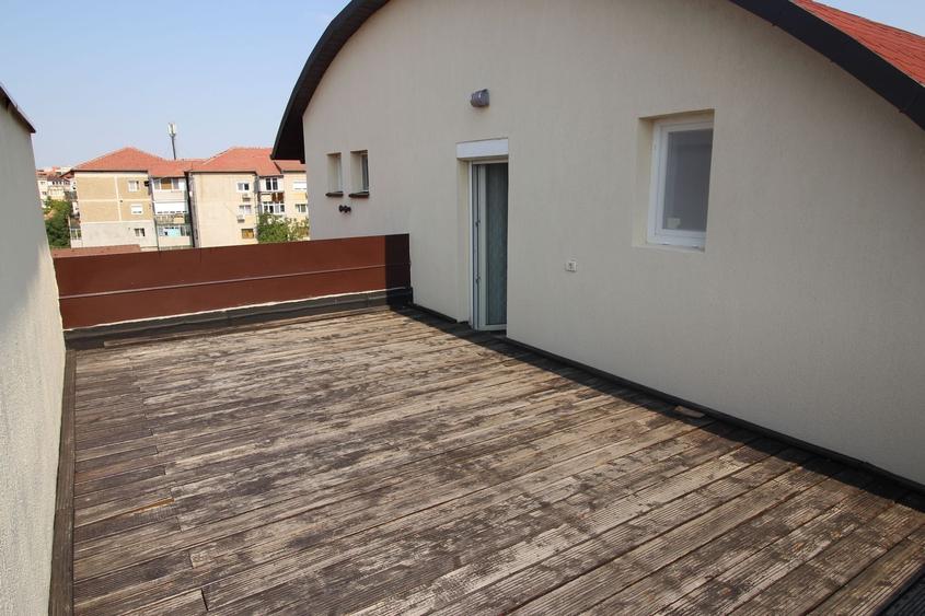 Apartament cu 5 camere decomandat în Aradului