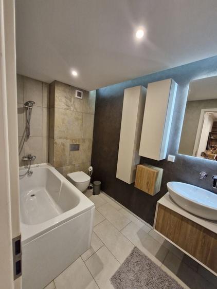 Apartament cu 3 camere decomandat în Tractorul