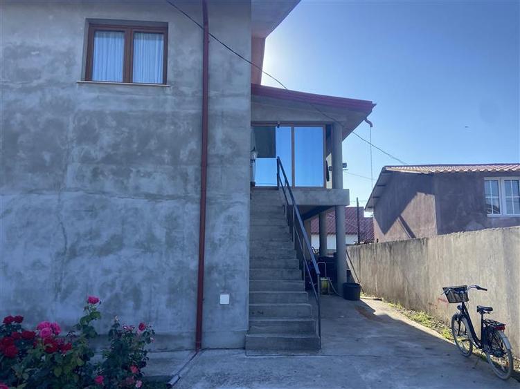 Casă individuală cu 6 camere cu Teren 373 Mp în Golești