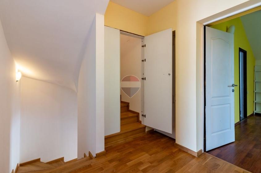 Casă individuală cu 6 camere cu Teren 751 Mp în Corbeanca