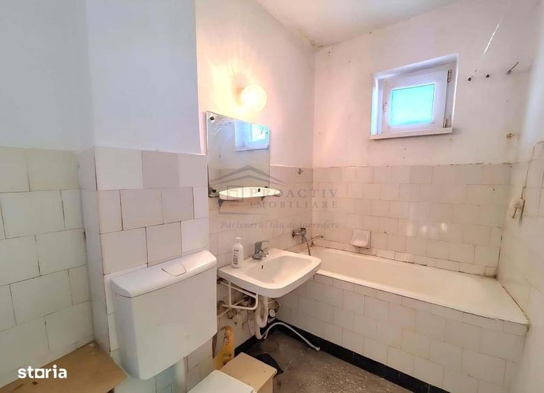 Apartament cu 3 camere semidecomandat în Roșu