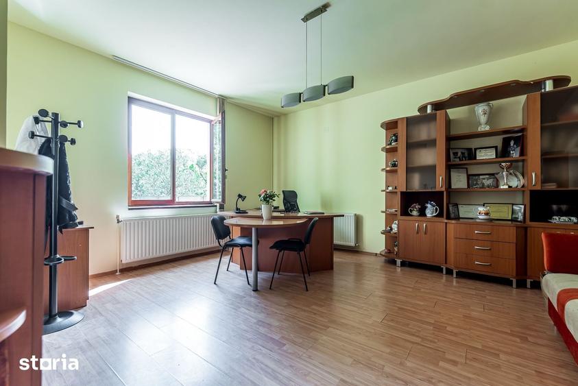 Casă cu 10 camere cu Teren 457 Mp în Central
