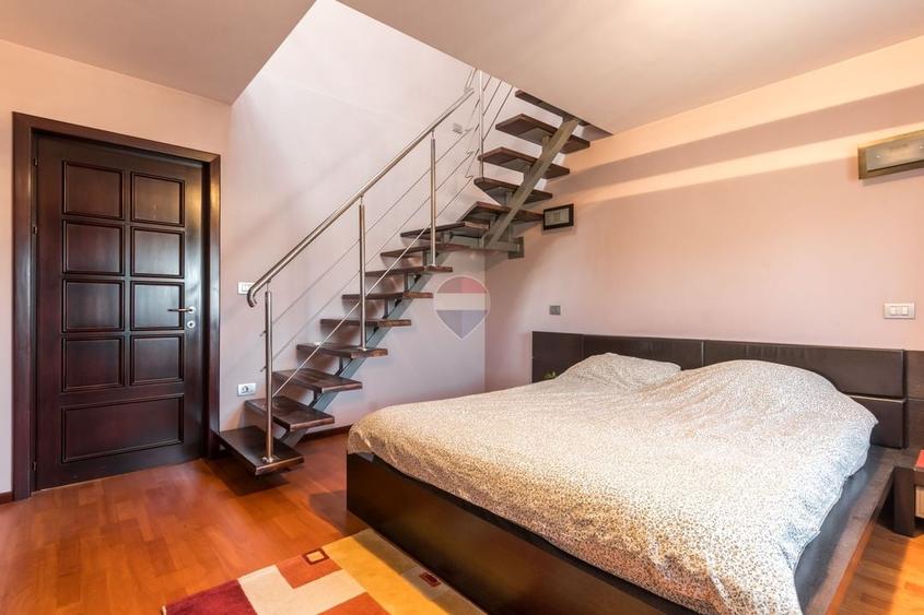 Casă individuală cu 7 camere cu Teren 1371 Mp în Nord-Est
