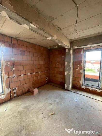 Apartament cu 2 camere semidecomandat în Independenței