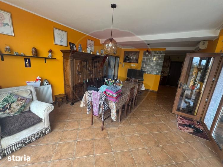 Casă cu 7 camere cu Teren 983 Mp în Garoafa