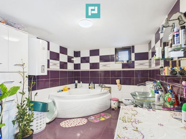 Casă individuală cu 5 camere cu Canalizare în Est