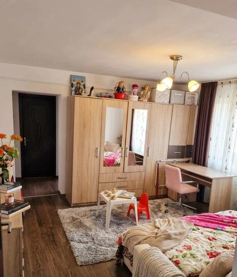 Apartament cu 3 camere semidecomandat în Cantemir