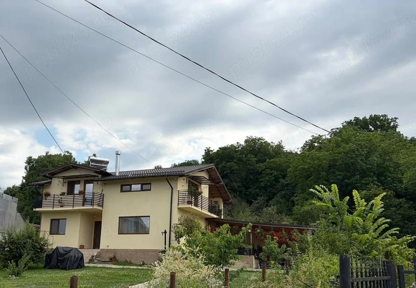 Casă cu Teren 1300 Mp în Gura Ocniței