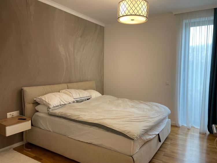 Apartament cu 4 camere decomandat în Băneasa