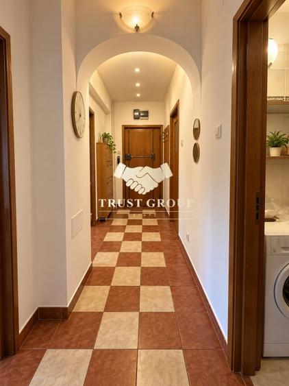 Apartament cu 3 camere semidecomandat în P-ța Victoriei