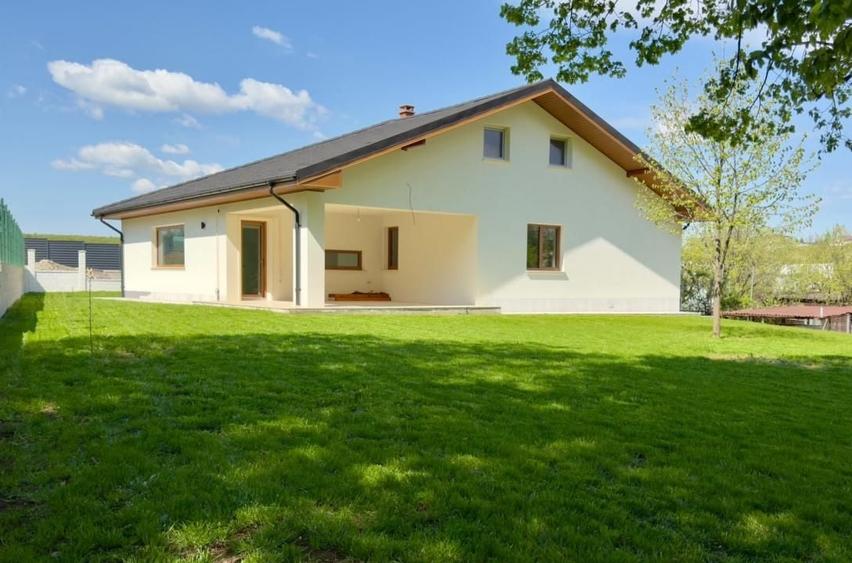 Casă individuală cu 4 camere cu Canalizare în Bârnova