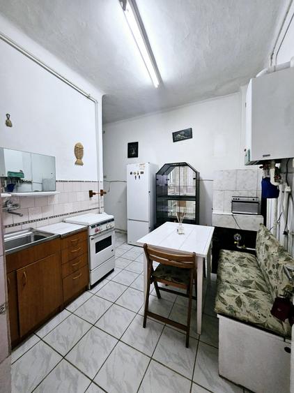Apartament cu 4 camere semidecomandat în Central