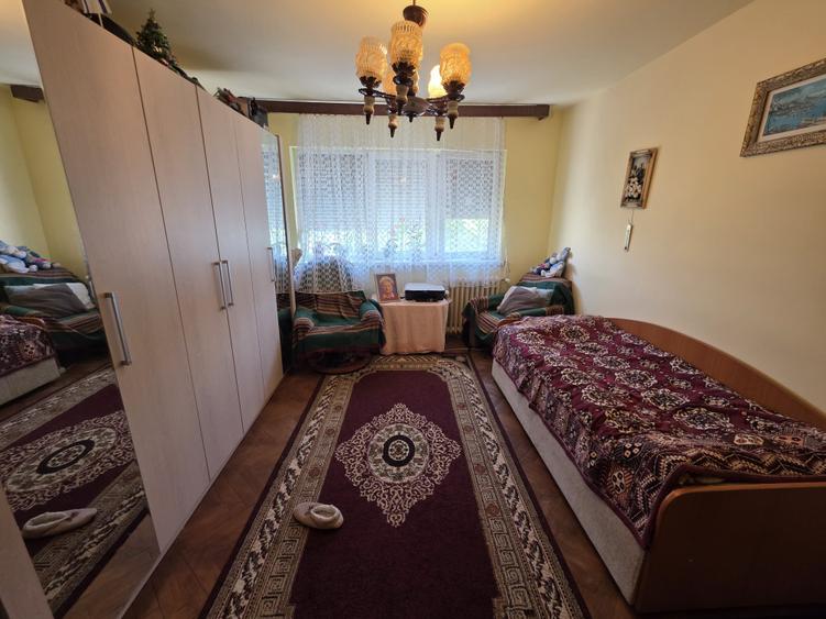 Apartament cu 4 camere semidecomandat în Dacia