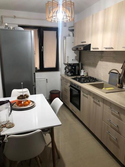 Apartament cu 3 camere semidecomandat în Pielești