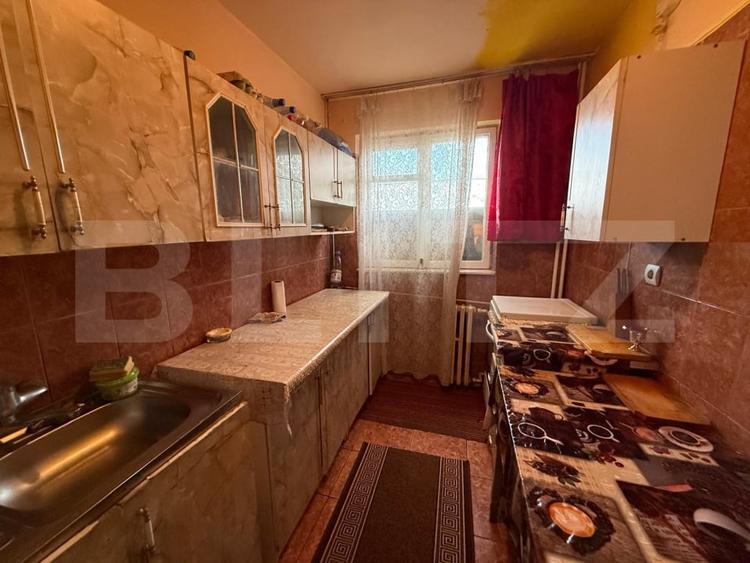 Apartament cu 3 camere semidecomandat, mobilat în B-dul București