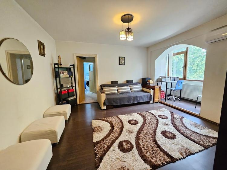 Apartament cu 3 camere semidecomandat în Calea București