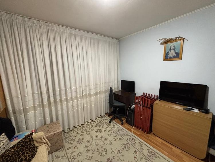 Apartament cu 3 camere decomandat, mobilat în Berceni