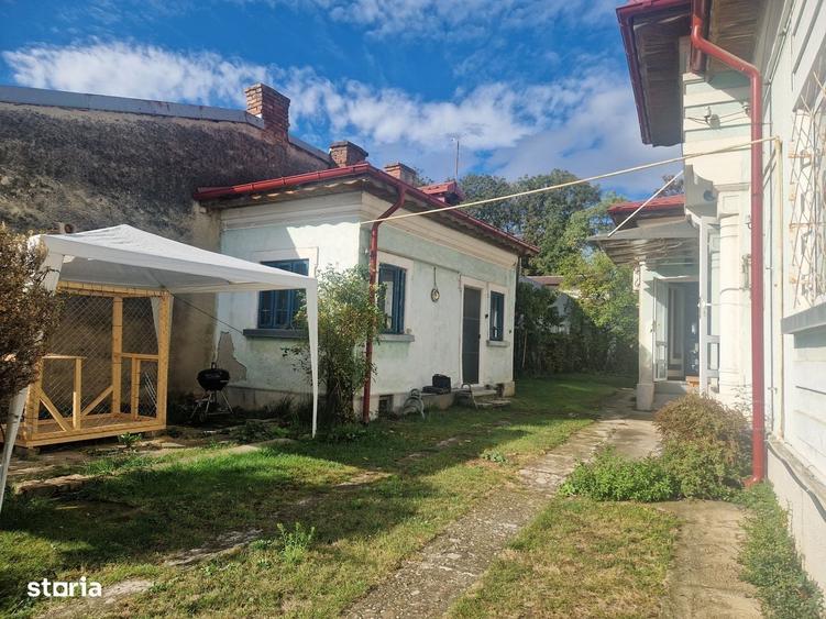Casă cu 3 camere semidecomandat în Central