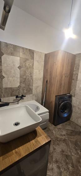 Apartament cu 3 camere semidecomandat în Valea Adâncă