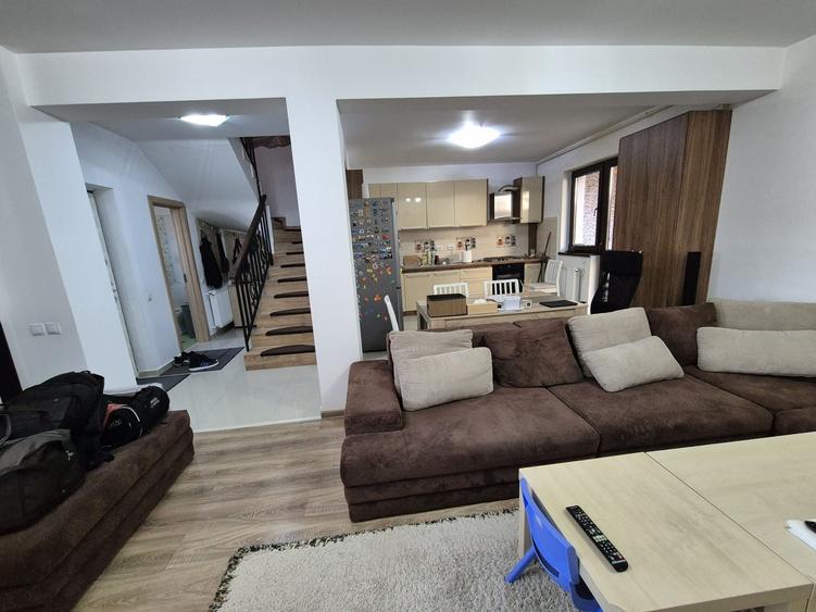 Casă cu 4 camere în Militari