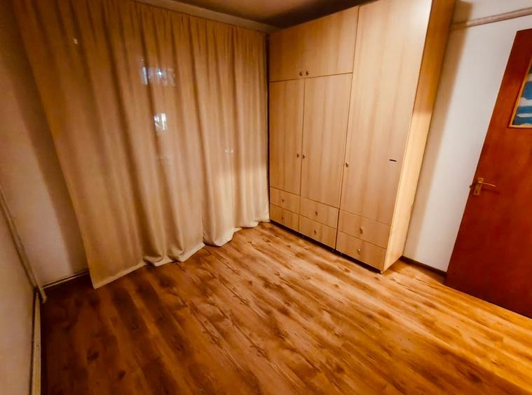 Apartament cu 3 camere semidecomandat, mobilat în Dristor