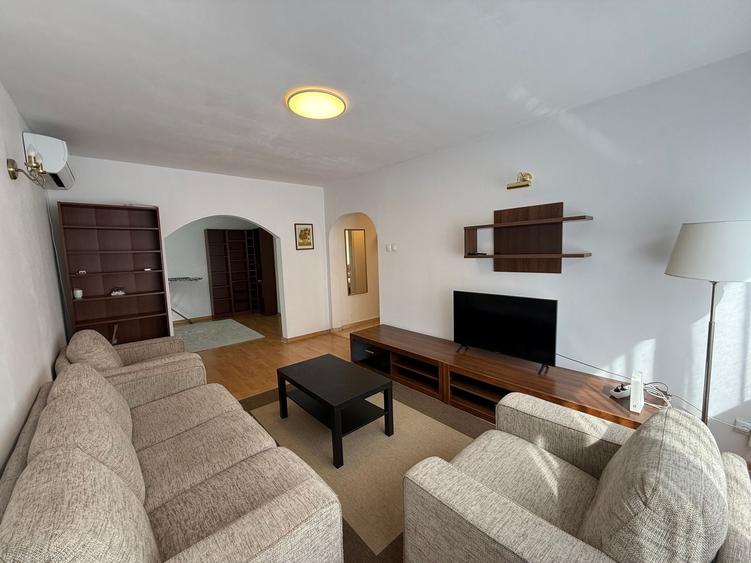 Apartament cu 3 camere decomandat, mobilat în Arcul de Triumf