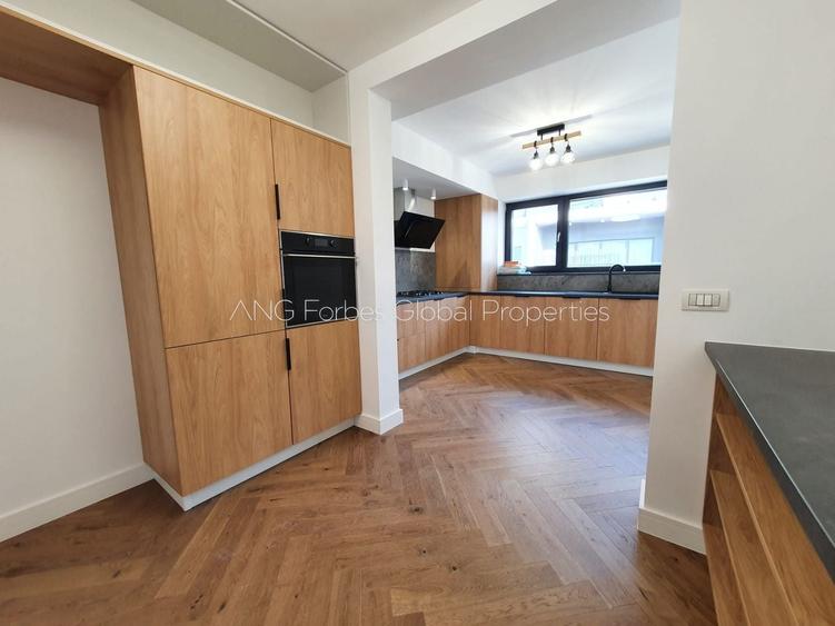 Penthouse cu 5 camere decomandat în Băneasa