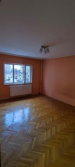 Apartament cu 3 camere decomandat, mobilat în Casa de Cultură
